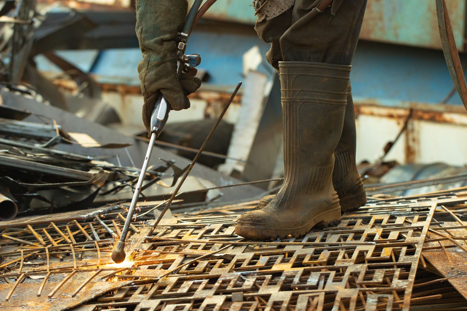 Cắt liên kết thép bằng mỏ cắt oxy-gas khi tháo dỡ